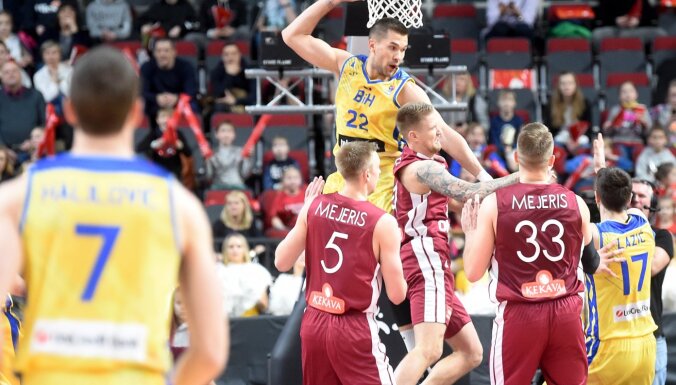 Foto: Smags misēklis ar ekipējumu - divi Mejeri Latvijas basketbola izlasē