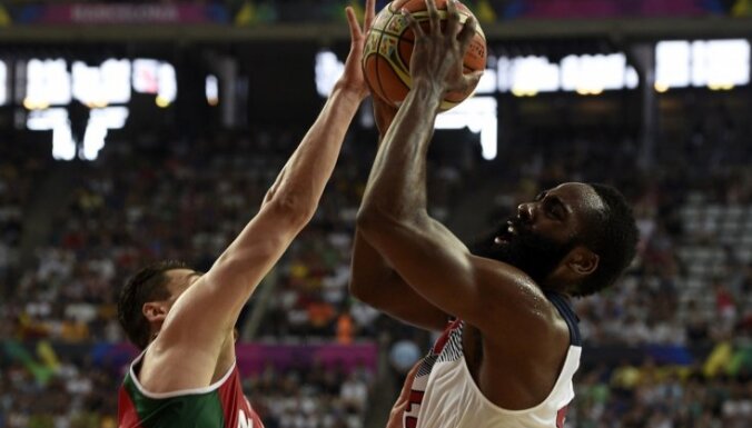 ASV un Francijas basketbolisti sasniedz Pasaules kausa izcīņas ceturtdaļfinālu