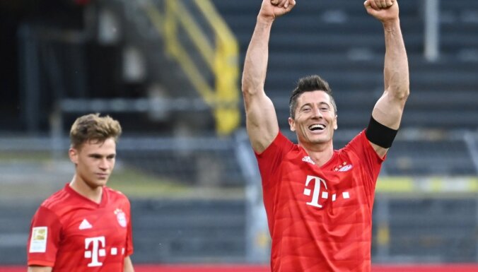 Vācijas grandu duelī 'Bayern' pieveic 'Borussia'