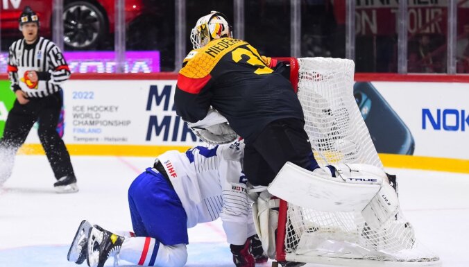 Vācijas hokejisti nervozā galotnē nosargā svarīgu uzvaru pār Franciju