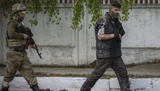 Foto: Ukrainas karavīru izvešana no 'Azovstaļ'; apmaiņas iespējas neskaidras
