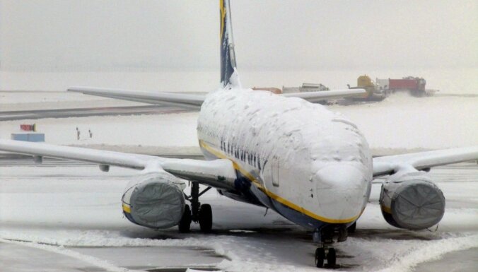 Aviokompānijas 'Ryanair' darbinieki Dublinā pieķerti, sniegā uz skrejceļa zīmējot piedaudzīgas bildītes