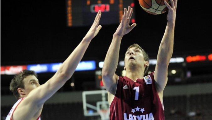 Latvijas U-18 basketbola izlase tikai mača izskaņā salauž Polijas pretestību