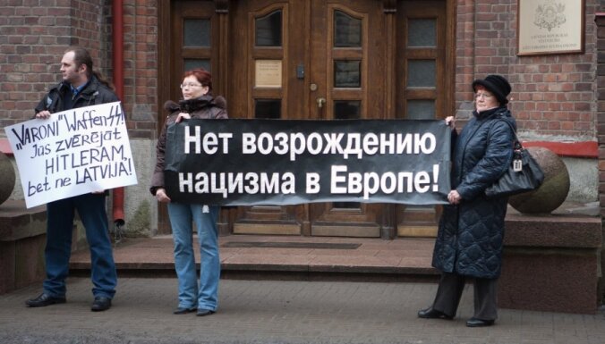 У латвийского посольства в Таллинне протестуют против шествия легионеров в Риге