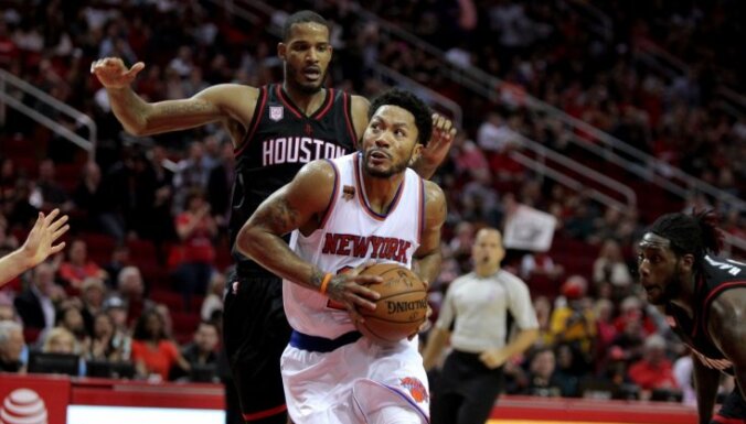 Porziņģis traumas dēļ izlaiž pirmo spēli šosezon; 'Knicks' piekāpjas 'Rockets'