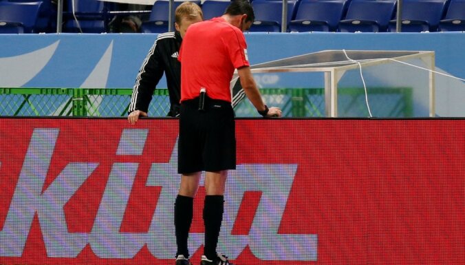 Referee Viktor Kassai, video replay before decision to award a penalty