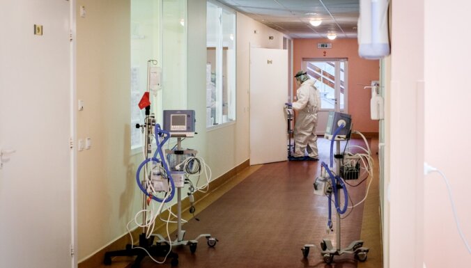 Slimnīcās esošo Covid-19 pacientu skaits sarucis līdz 345