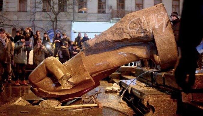 ВИДЕО: в Киеве активисты снесли памятник Ленину