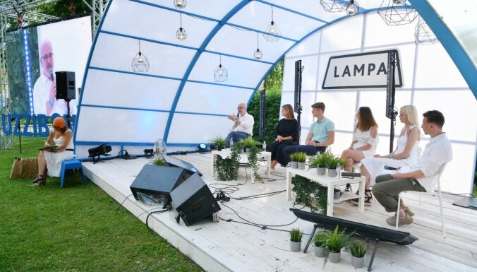 Levits sarunu festivālā 'Lampa' ar jauniešiem pārrunā demokrātijai būtisku vārdu dziļāku jēgu