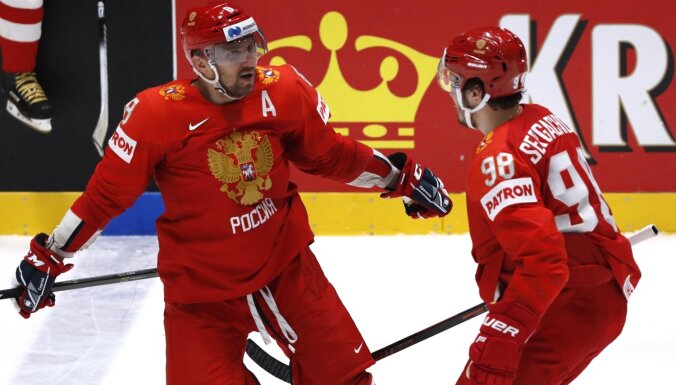 Krievijas hokejisti otrajā periodā 'iznīcina' Zviedriju