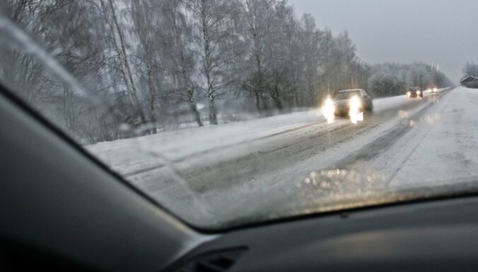 Скользкие улицы: в среду на дорогах Латвии произошло 154 ДТП, один человек погиб, четверо пострадали