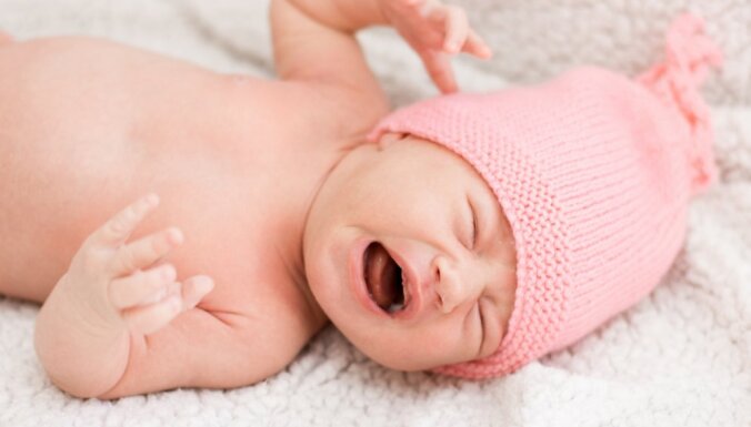 Kas ir kolikas un kā palīdzēt zīdainim: stāsta pediatrs