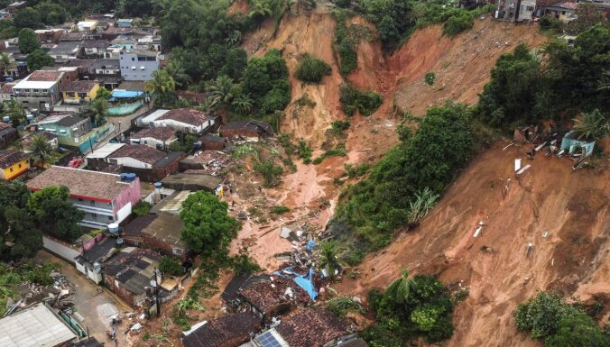 Brazīlijas ziemeļaustrumos plūdos un zemes nogruvumos vismaz 33 bojāgājušie