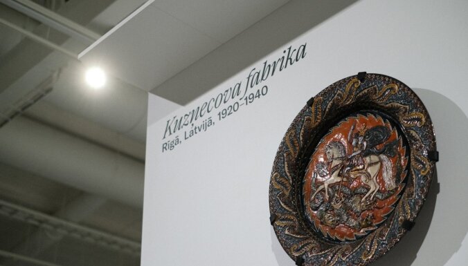 Foto: 'Zuzeum' atklāta vērienīga Kuzņecovu porcelāna izstāde
