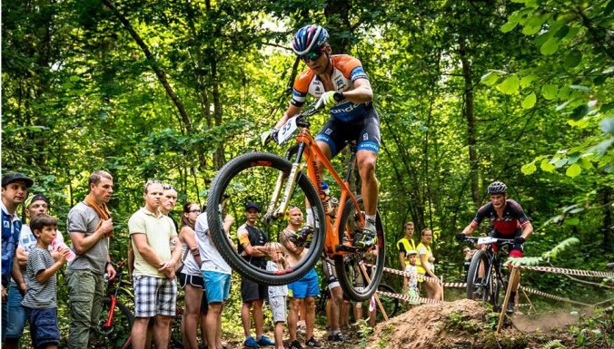 Blūms ar pārinieku pārspēj pasaules čempionu un uzvar 'Brasil Ride' ievadā