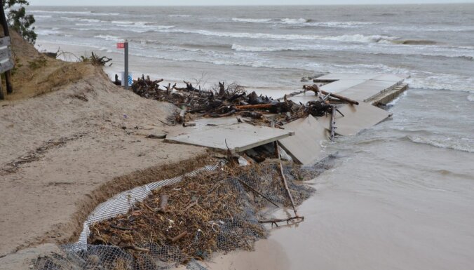 Foto: Daba izpostījusi nobrauktuvi Bernātu pludmalē