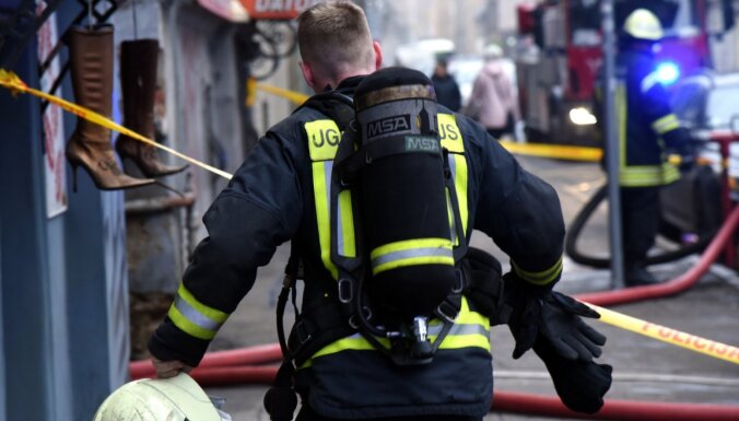 Mēģinot dzēst ugunsgrēku, Rīgā cietuši divi cilvēki