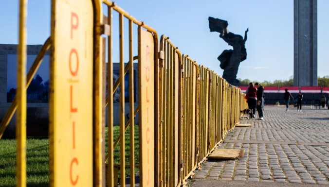 Foto: Ierobežota piekļuve pieminekļu kompleksam Uzvaras parkā