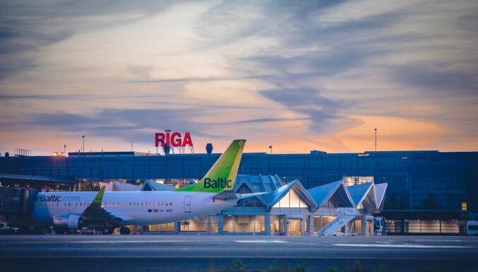 Число пассажиров в аэропорту "Рига" упало на 70%