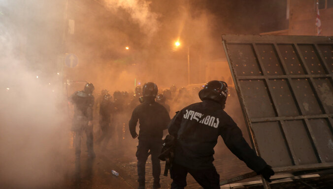В Грузии продолжаются массовые протесты против "закона об иноагентах". Полиция применяет водометы и слезоточивый газ