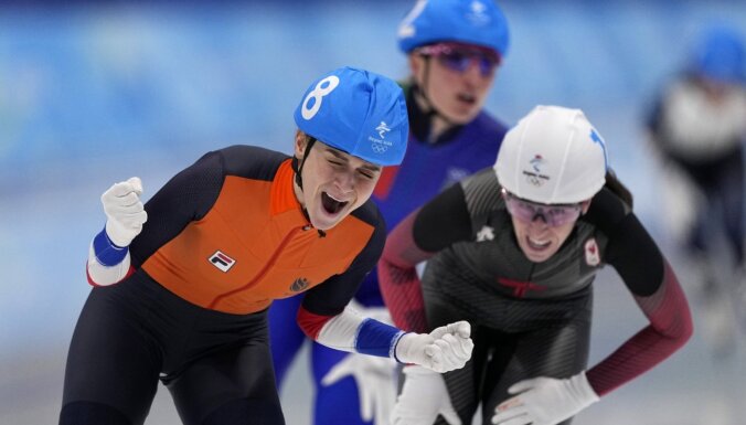 Nīderlandes ātrslidotāja Shautena Pekinas spēlēs izcīna trešo zelta medaļu