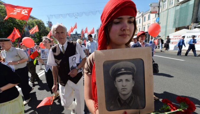 Львов: депутаты помешали женщине развернуть красное знамя