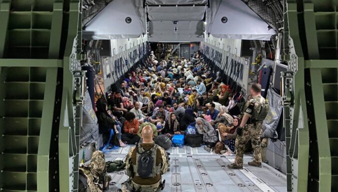 Страны Запада уже эвакуировали из Афганистана десятки тысяч человек