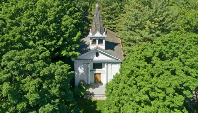 ФОТО: Белая снаружи, стильная внутри: Как церковь XIX века превратили в стильный современный дом