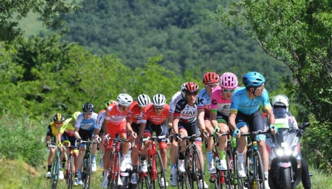 Neilands piedalās atrāvienā 'Giro d'Italia' posmā; uzvara slovēnim Mohoričam