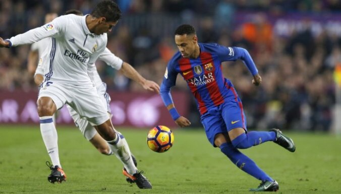 Madrides 'Real' pēdējā minūtē izrauj neizšķirtu principiālajā duelī pret 'Barcelona' futbolistiem