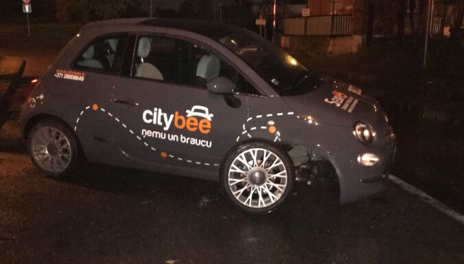 ФОТО: В Риге водитель разбил машину CityBee и ушел