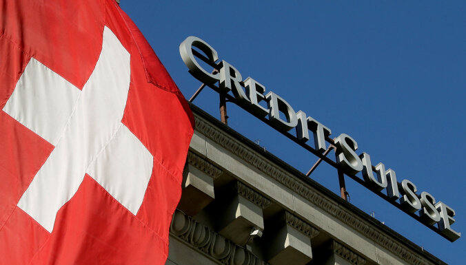 Starptautiskie mediji: 'Credit Suisse' apkalpojusi kontus ar noziedzīgi iegūtiem līdzekļiem