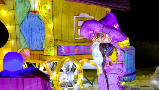 ФОТО. В Сигулде сияет впечатляющий фестиваль шелковых фонарей "В стране чудес"
