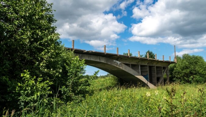 ФОТО. Мост в никуда — необычная бетонная конструкция рядом с Тукумсом