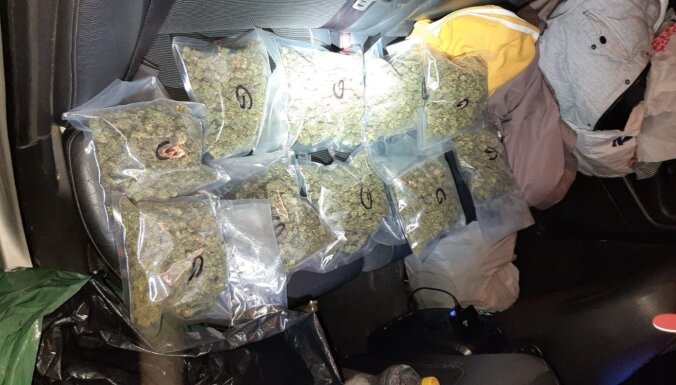 Policija pie vīrieša Latgalē atrod kilogramu marihuānas un šaujamieroci