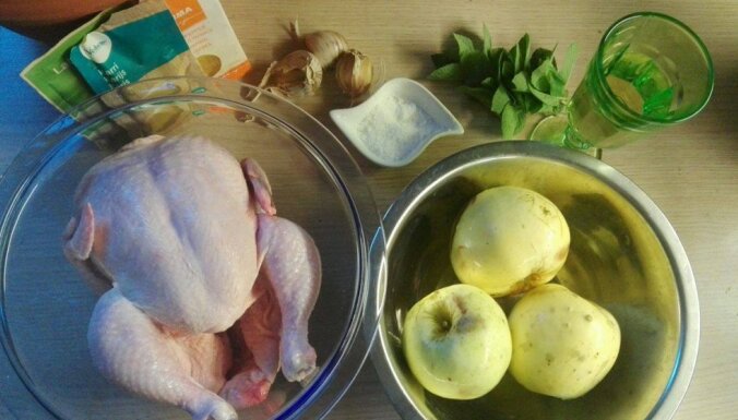 Fotorecepte: kā pagatavot sulīgu vistas cepeti ābolu un ķiploku mērcē