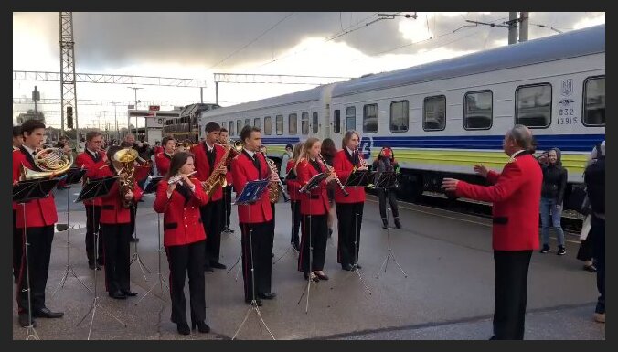 ФОТО, ВИДЕО: В Ригу прибыл первый поезд рейса Киев-Минск-Вильнюс-Рига