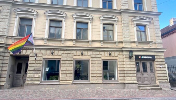 Ļaundari no diviem 'Printful' birojiem norauj 'LGBTQ+' karogus; uzņēmums vērsies policijā