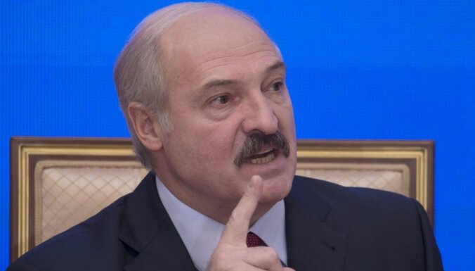 Лукашенко заявил, что посол в Риге должен был "набить морду" тому, кто снимал белорусский флаг