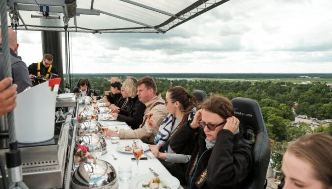 Vadošais Somijas šefpavārs: 'Dinner in the Sky' ainavas ir izaicinājums ēdienkartei!
