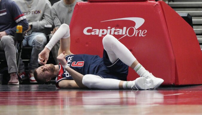 Porziņģis potītes savainojuma dēļ nepabeidz NBA spēli