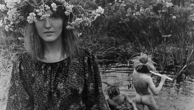 Vēsturiski foto: Leģendārie 'kazisti' – Rīgas 60. gadu hipiji un mākslinieki
