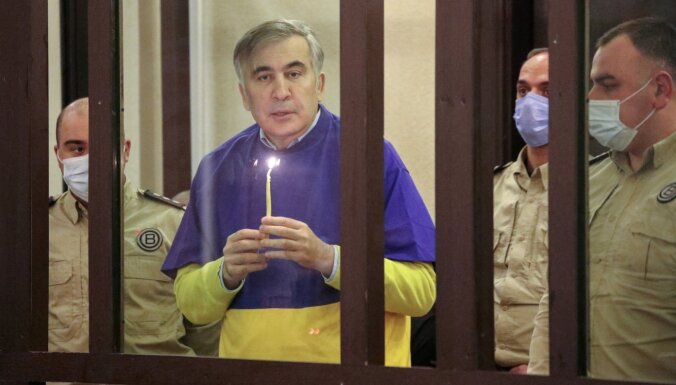В суде в Грузии показали Саакашвили по видеосвязи. Правящая партия обвинила его в "бездарной симуляции"