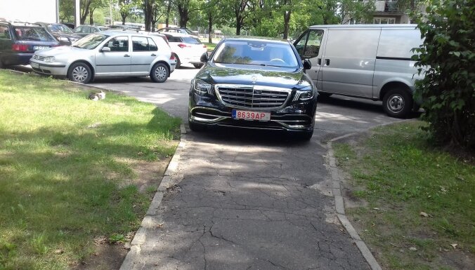ФОТО: Новый лимузин Maybach припарковался на тротуаре в Риге