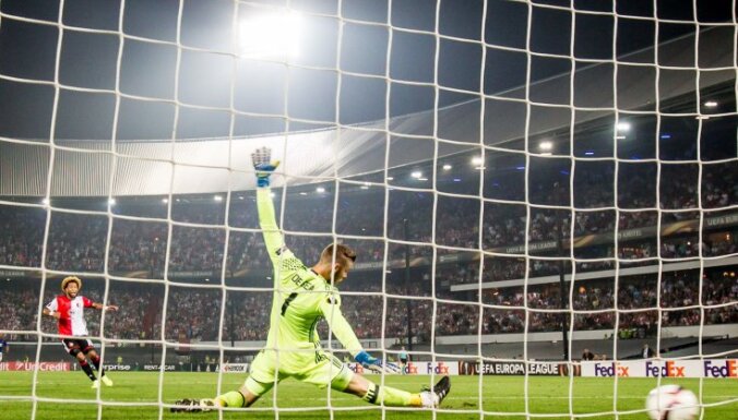 Feyenoord Tonny Vilhena scores goal Manchester United