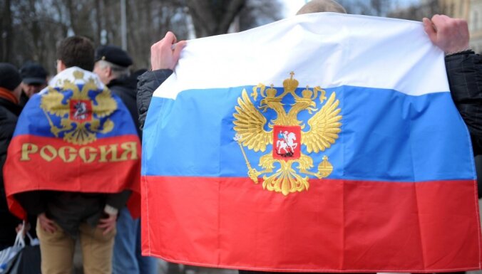 СГБ прекратила уголовный процесс в отношении молодого человека с российским флагом у памятника в Пардаугаве