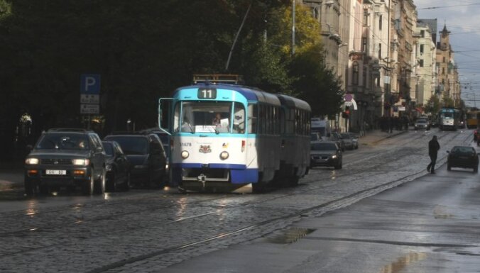 Эксперты: большинство улиц в центре Риги — не для пешеходов и велосипедистов
