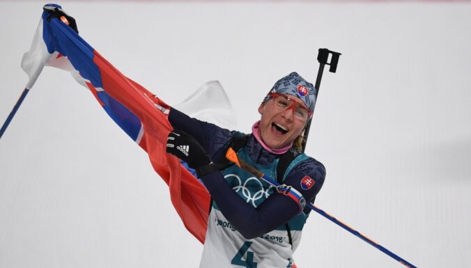 Кузьмина выиграла олимпийский масс-старт в биатлоне, у Домрачевой — первая медаль