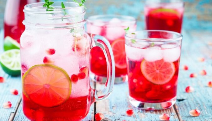 No ledus tējas līdz sangrijai – vēsu atspirdzinājumu receptes glābiņam no tveices