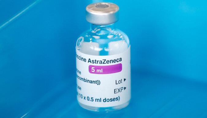 Госагентство лекарств: привившимся AstraZeneca латвийцам нужно следить за состоянием здоровья
